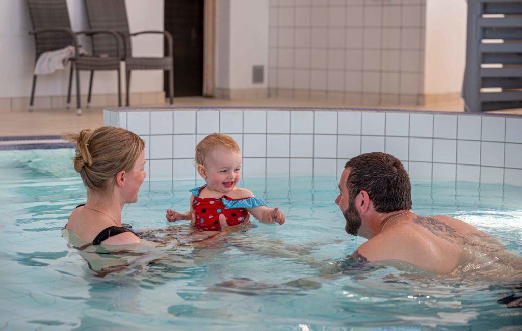 Familie som koser seg i badebassenget på Finnøy