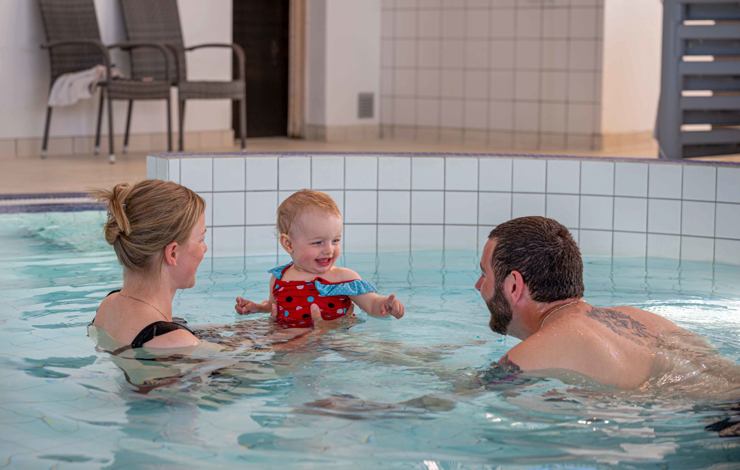 Familie som koser seg i badebassenget på Finnøy