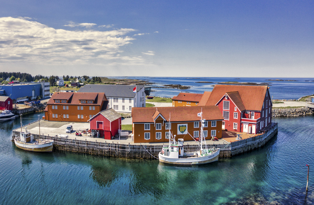 Overview picture of the hotel facility Finnøy Bryggehotell.