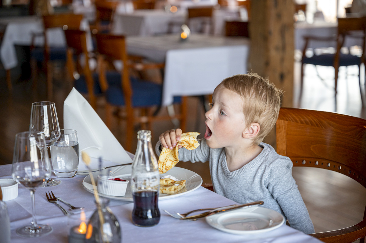 Liten gutt gleder seg til å spise pannekaker - photo Kristine Angvik