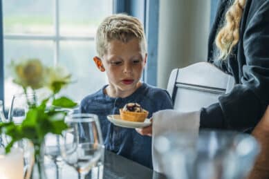 Barn spiser dessert på Finnøy Bryggehotell.