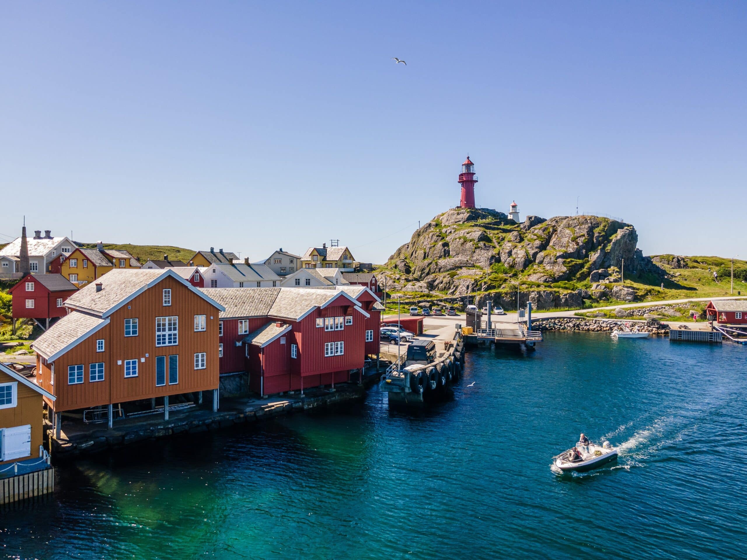 Ona med sjøhus, havn og Ona fyr